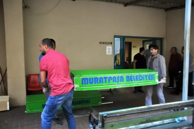 Cinnet Geçiren Şahsın Öldürdüğü Eşi ve Kızının Cenazesi Morgdan Alındı