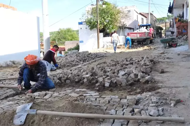 Ayvalık Belediyesi Hamdibey Mahallesi'ndeki Yolları İnşa Ediyor