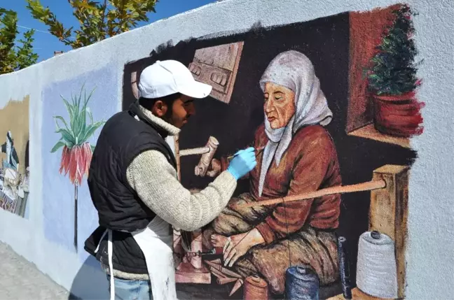 Resim Öğretmeninin Duvara Çizdiği Resimler Dikkat Çekiyor