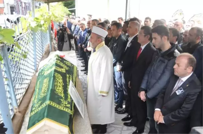 Bakan Canikli, Tirebolu AK Parti İlçe Başkanı'nın Cenazesine Katıldı
