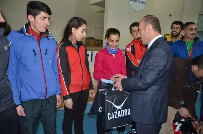 Yüksekova'da Sporculara Mont ve Ayakkabı Yardımı