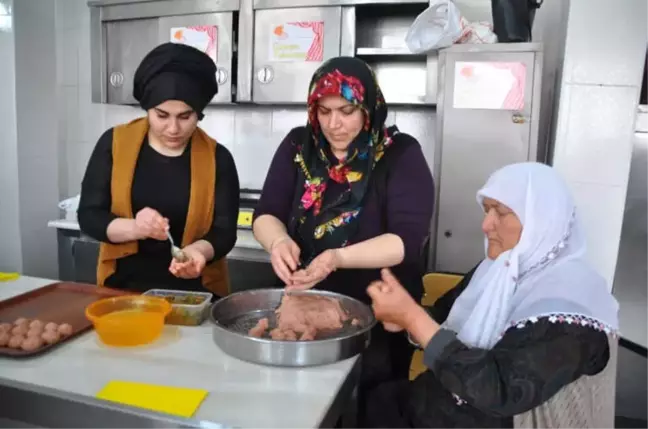 Kızlar, Anneleriyle 'Muş Köftesi' Yarışmasına Katıldı