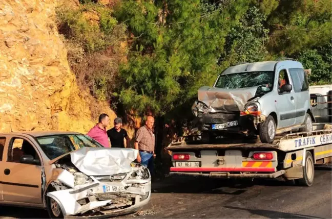 Alanya'da 2 Otomobil Kafa Kafaya Çarpıştı: 1'i Ağır 5 Yaralı
