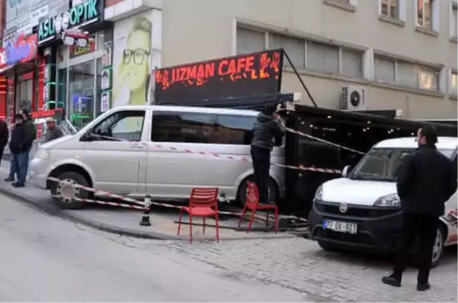 Yalova'da El Freni Tutmayan Minibüs Kafeye Girdi