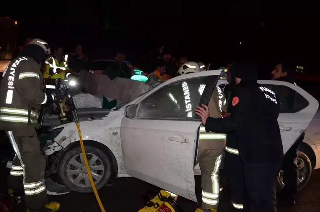 Kocaeli'de Otomobil Bariyerlere Çarptı: 2 Yaralı