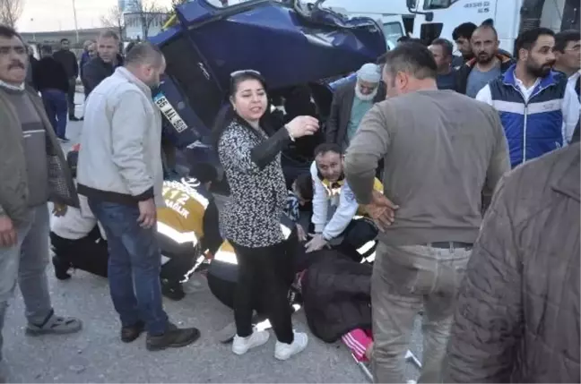 Sorgun'da Otomobil ile Servis Minibüsü Çarpıştı: 3 Ölü 8 Yaralı