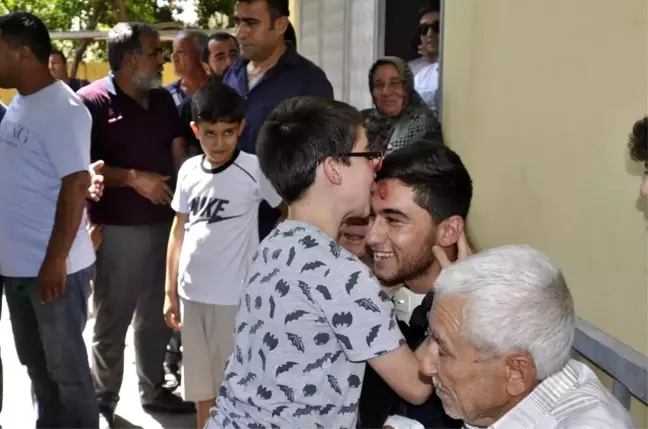 İdlib'de yaralanan asker memleketinde kahramanlar gibi karşılandı