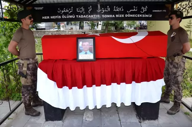 Trafik kazasında hayatını kaybeden polis memuru toprağa verildi