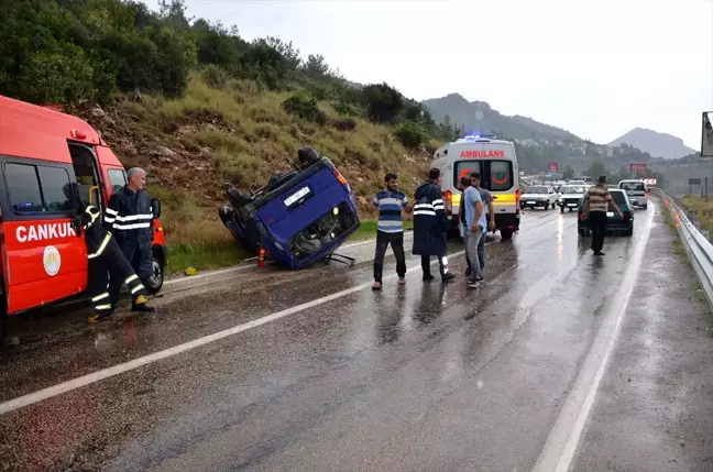 Adana'da minibüs devrildi: 6 yaralı