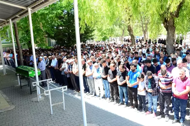 Karaman'da gölette boğulan genç, toprağa verildi