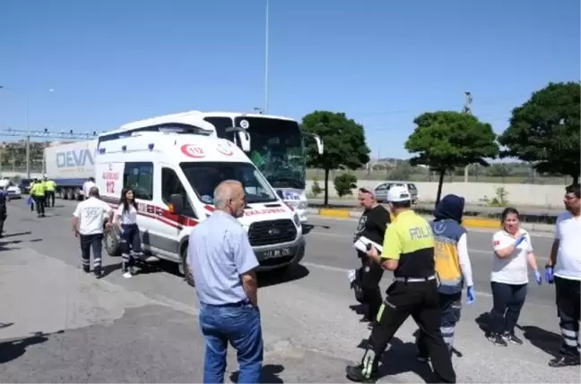 Yolcu otobüsü TIR'a çarptı: 6 yaralı