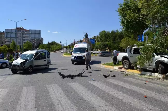 Hafif ticari araç ile kamyonet çarpıştı: 5 yaralı