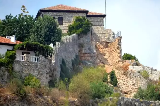 Tarihi surlara açtığı pencereye, taş görünümlü kaplama yaptırmış