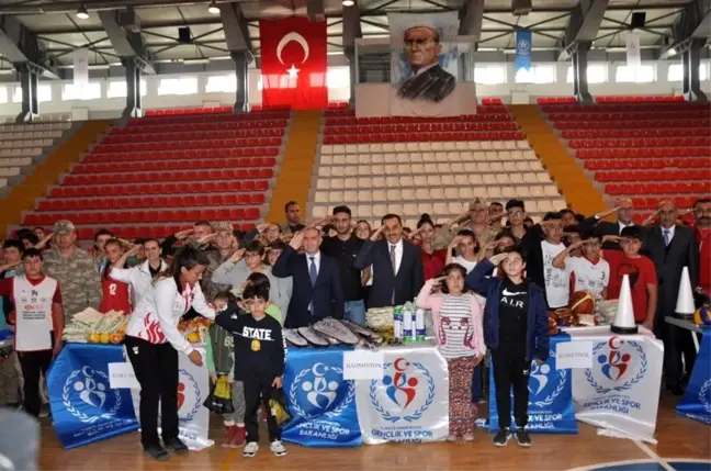 Kars'ta amatör sporculara malzeme desteği