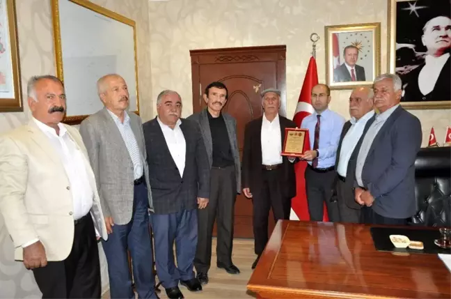 Şehit yakınları, STK ve kanaat önderleri Sason Kaymakamı Özadalı'ya plaket verdi