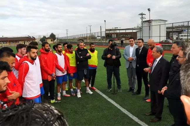Başkan Akkaya'dan Akşehirsporlu futbolculara baklava