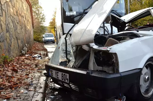 İstanbul'da, servis aracı ile otomobilin çarpışması sonucu 2 kişi yaralandı