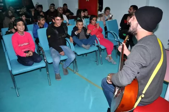 Yüksekova'da engelli öğrencilere mini konser
