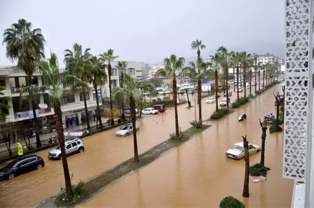Antalya'da sağanak yağmur hayatı felç etti