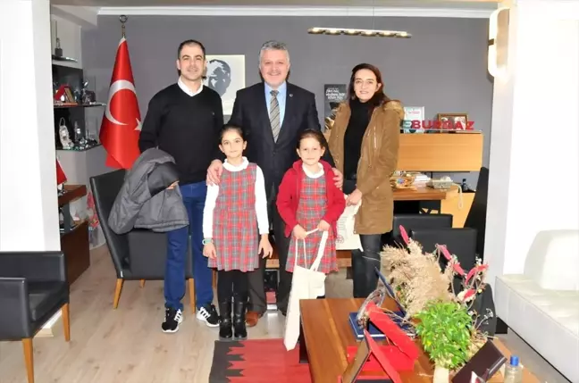 Soğuk havaya rağmen İstiklal Marşı'nı tek başına okuyan öğrenciye tebrik