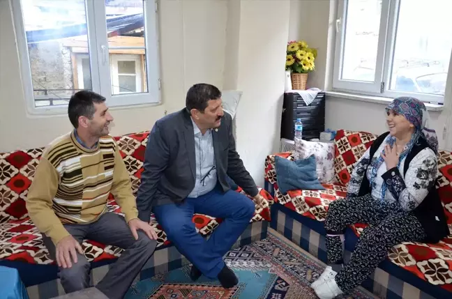 Demirci Belediye Başkanı Selami Selçuk'tan engelli kadını sevindiren hediye
