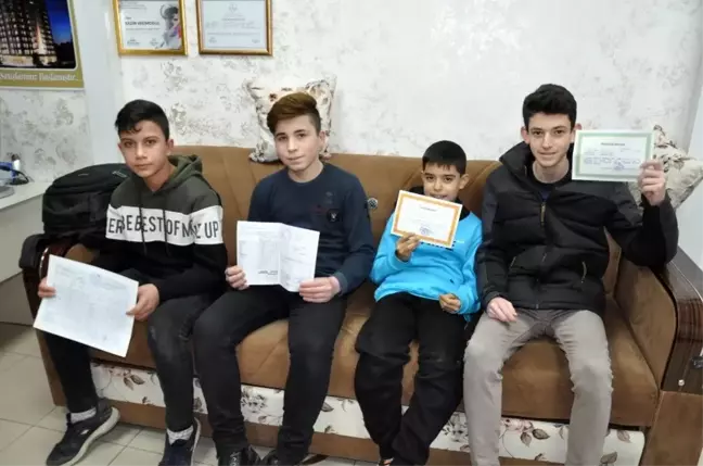 Gönüllü berber başarılı öğrencileri ücretsiz tıraş ediyor