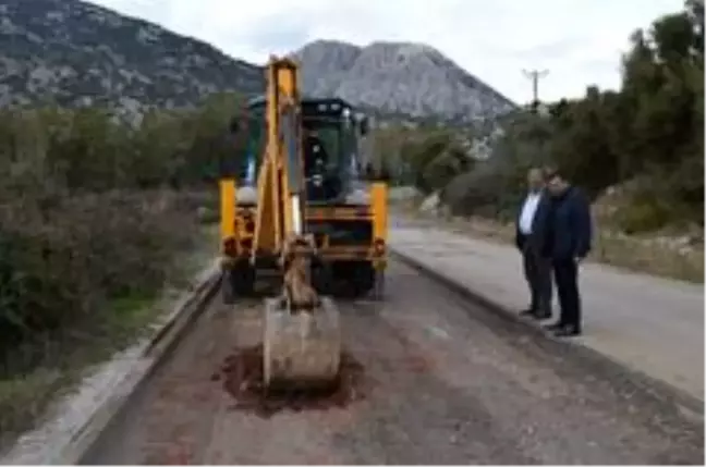 Büyükşehir Kırkgöz'ün bozulan yollarını yeniliyor