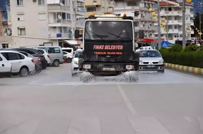 Finike'de bulvar ve ana caddeler temizlendi