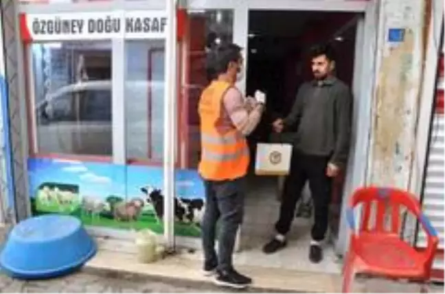 Cizre Belediyesi vatandaşlara ücretsiz maske ve eldiven dağıttı