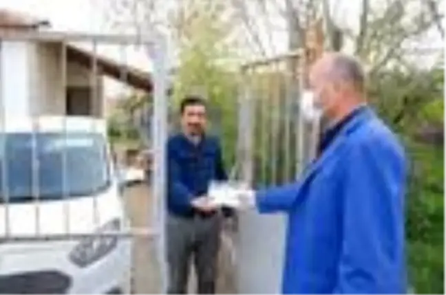 Başkan Tekin evlere maske dağıttı