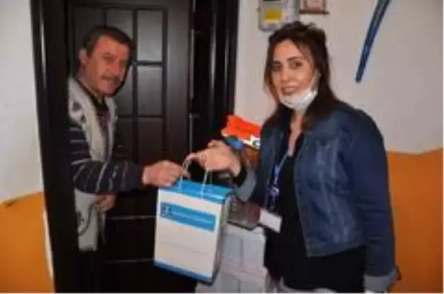 Başkan Deniz Köken'in maske hediyesi mutlu etti