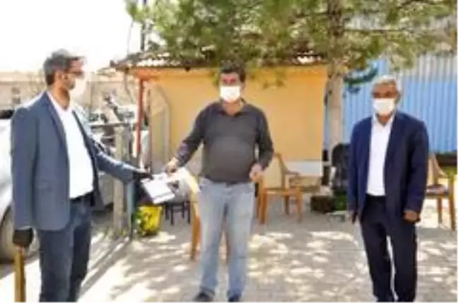 AK Parti Arguvan'da maske dağıttı