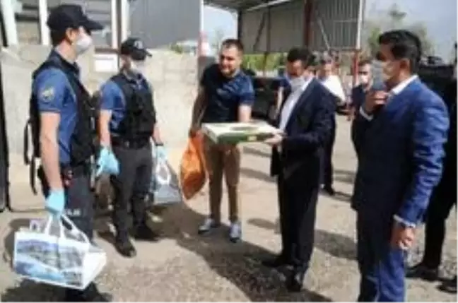Kaymakam Sinanoğlu'ndan polislere baklava ikramı