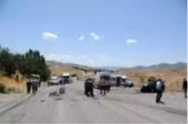 Tunceli'de servis midibüsü ile otomobil çarpıştı: 1 ölü, 17 yaralı (3)