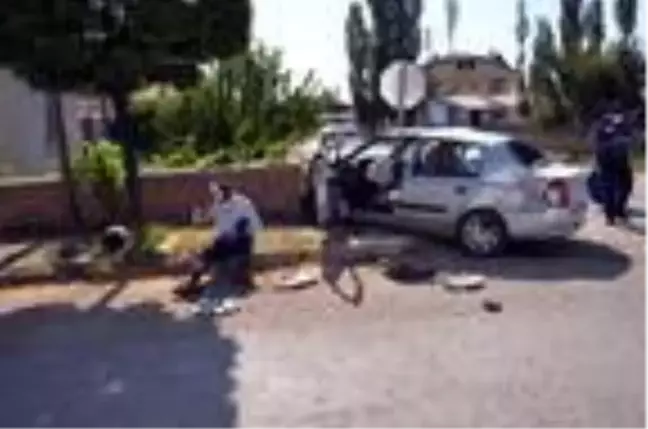Kayseri'de hafif ticari araç ile otomobil çarpıştı: 5 yaralı