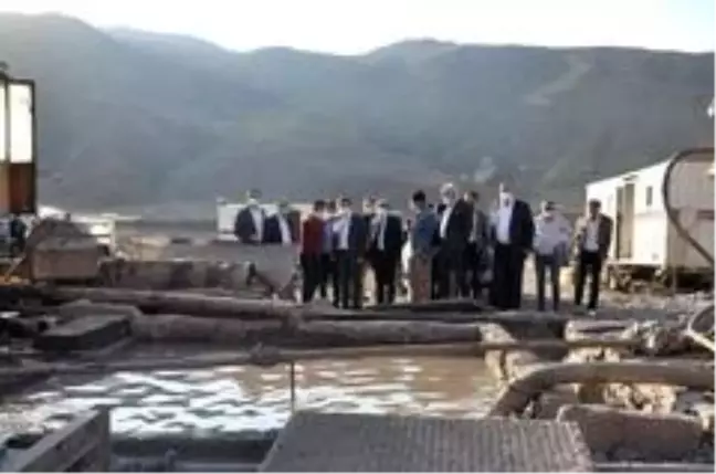 AK Parti heyeti Hakkari köylerine çıkarma yaptı