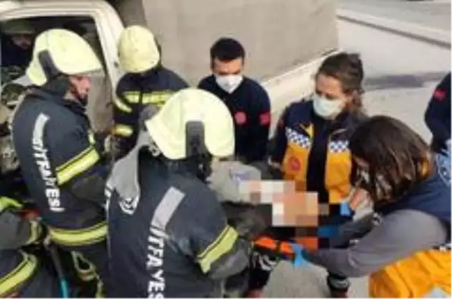 Refüje çarpan kamyonetteki 2 kişi sıkıştı