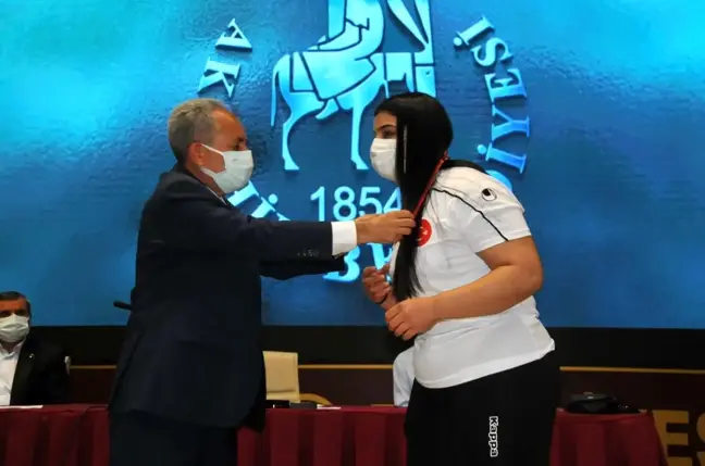 Akşehir Belediyesi'nden dünya üçüncüsü halterciye altın