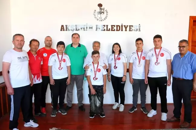 Akşehir Belediyesinden başarılı sporculara altın