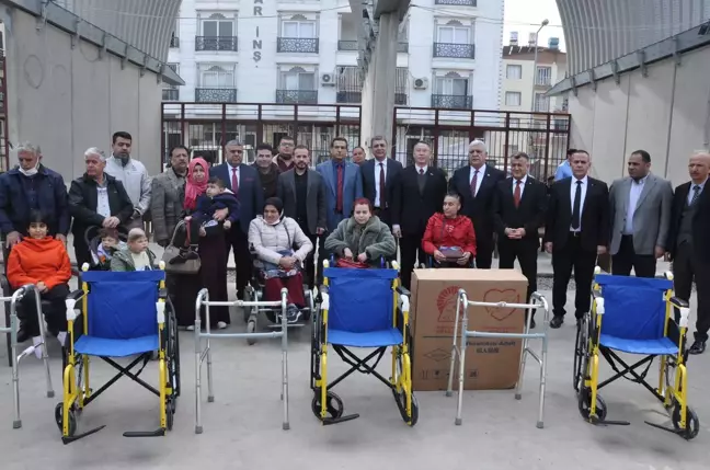 Hatay'da ihtiyaç sahiplerine tekerlekli sandalye dağıtıldı