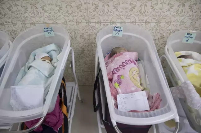 Ukrayna'da taşıyıcı annelerin doğurduğu bebekler biyolojik ailelerine kavuşamıyor
