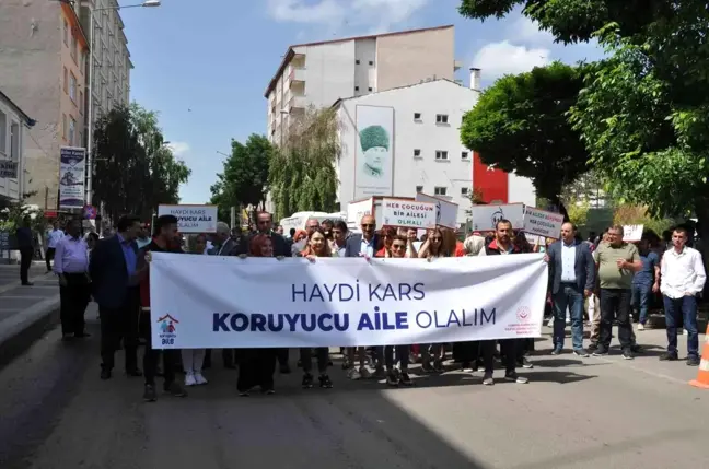 Kars'ta, 'Koruyucu Aile' farkındalık yürüyüşü
