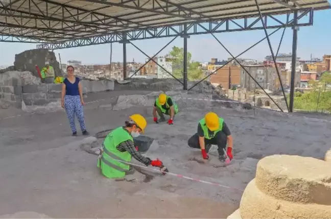 Mardin gündem haberi... ARTUKLU SARAYI'NIN KABUL SALONU 9 BİN YIL SONRA ARKEOLOGLARI AĞIRLIYOR