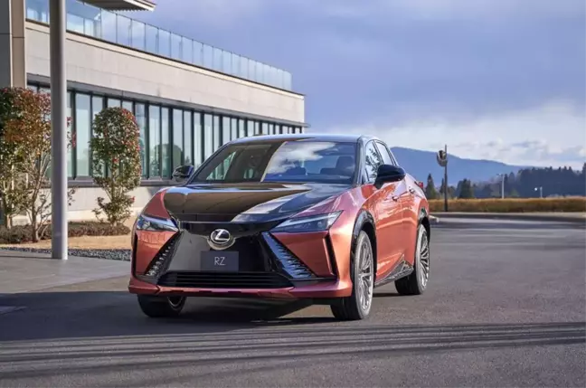 Lexus'un Spindle Ön Panjur'u evrimini sürdürüyor