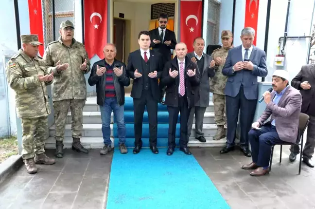 Kars'ta protokolden şehitliğe bayram ziyareti
