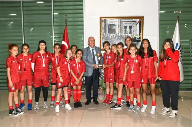 Karabağlar Ülkü Ortaokulu kız futbol takımı başarılarıyla Karabağlar Belediye Başkanı'nı ziyaret etti