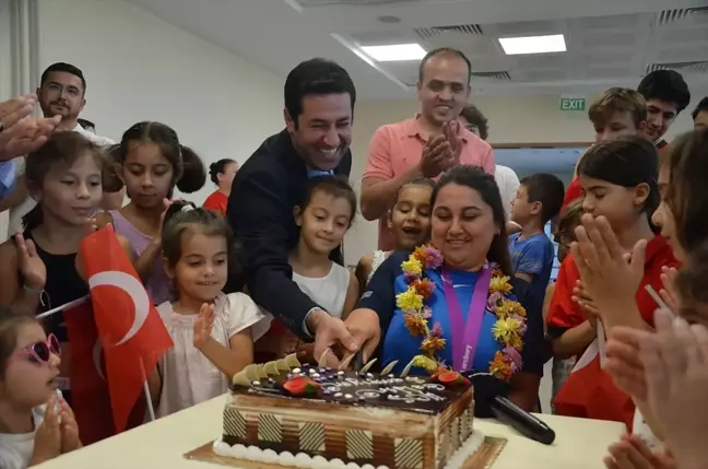 Para Okçuluk Dünya Şampiyonası'nda Altın Madalya Kazanan Merve Nur Eroğlu Bolu'da Karşılandı