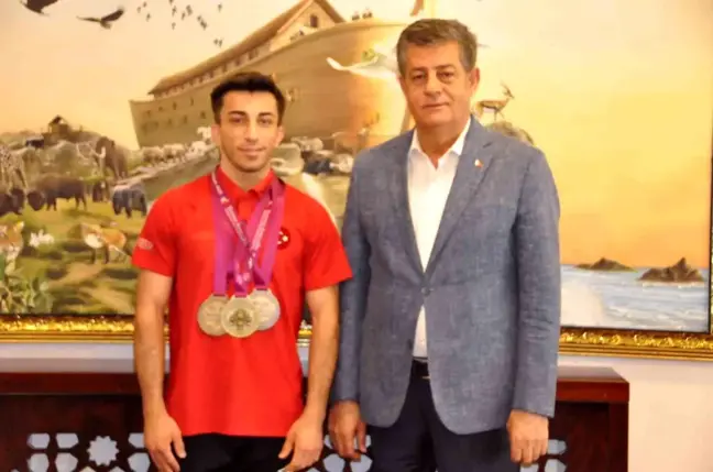 Şırnak Belediye Başkanı Mehmet Yarka, Avrupa şampiyonu Harun Algül'ü makamında ağırladı