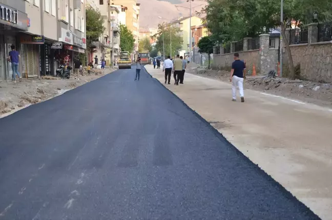 Muş'ta Belediye Ekipleri Asfalt Çalışmalarına Devam Ediyor