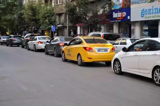 Eskişehir'de Trafik Sorunu: İkinci Şeride Yapılan Parklar Esnafı Mağdur Ediyor